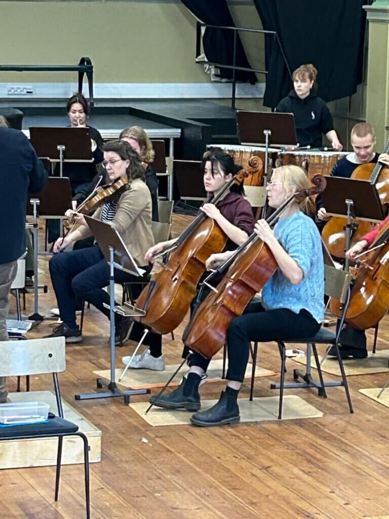 Sibelius-lukion orkesteri saa  RSO:n soittajilta tsemppausta